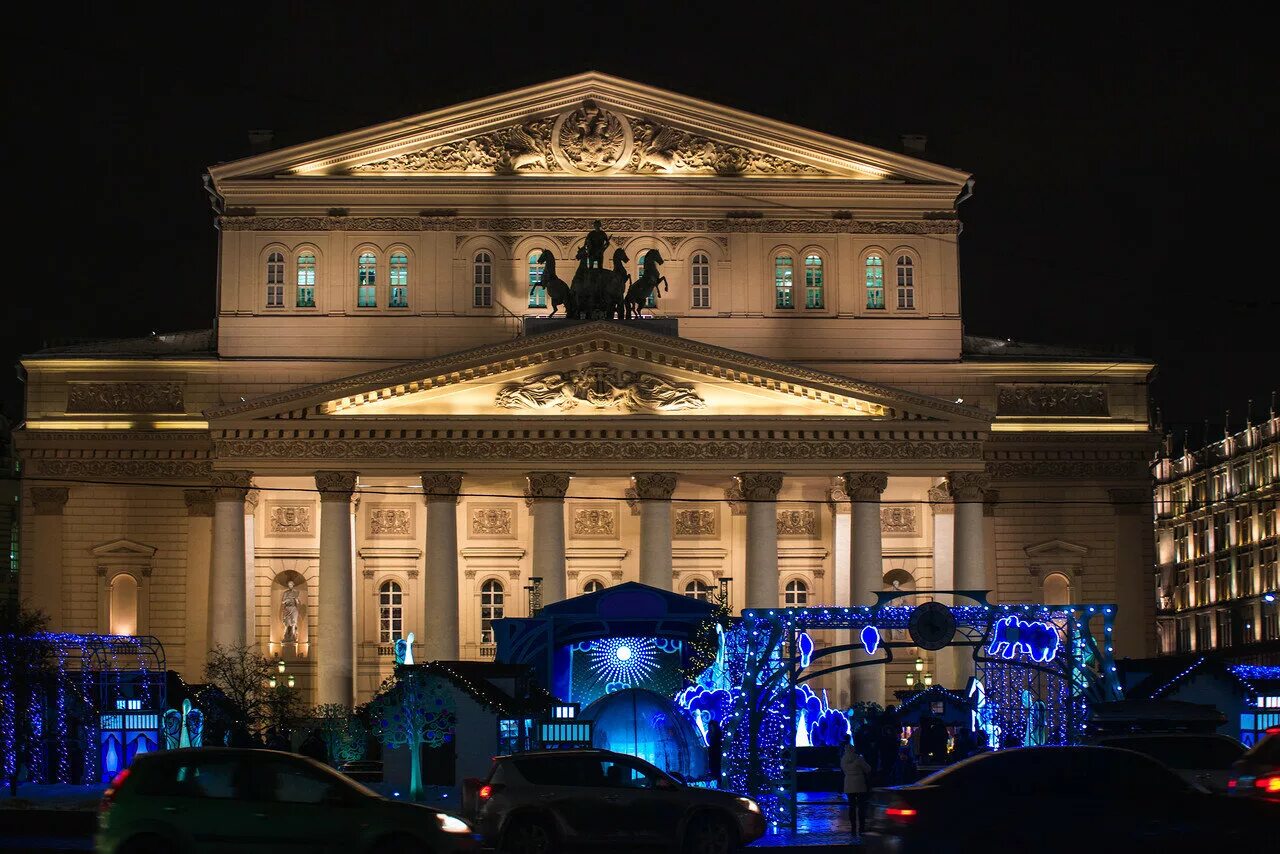 Крыша большого театра. Москва. Большой театр. Большой театр фасад. Фасад большого театра в Москве. Большой Московский театр стиль архитектуры.