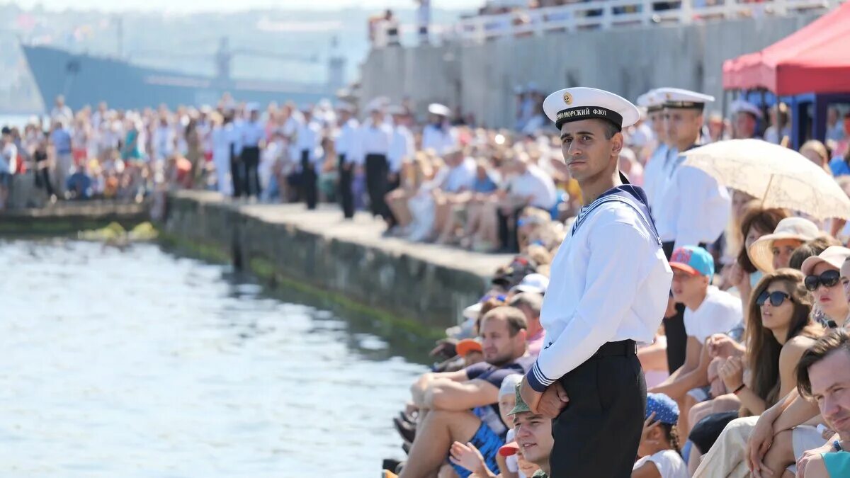 Когда следующий вфм. Парад ВМФ В Севастополе. День ВМФ В Севастополе парад кораблей. День ВФМ В Севастополе. Черноморский флот парад день ВМФ.