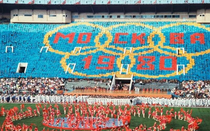 Почтовые марки 1980г олимпийский мишка. Олимпийские игры в москве 1980. Церемония закрытия олимпийских игр 2021. Открытие олимпиады 1980 в москве. Олимпийский стадион 1980.