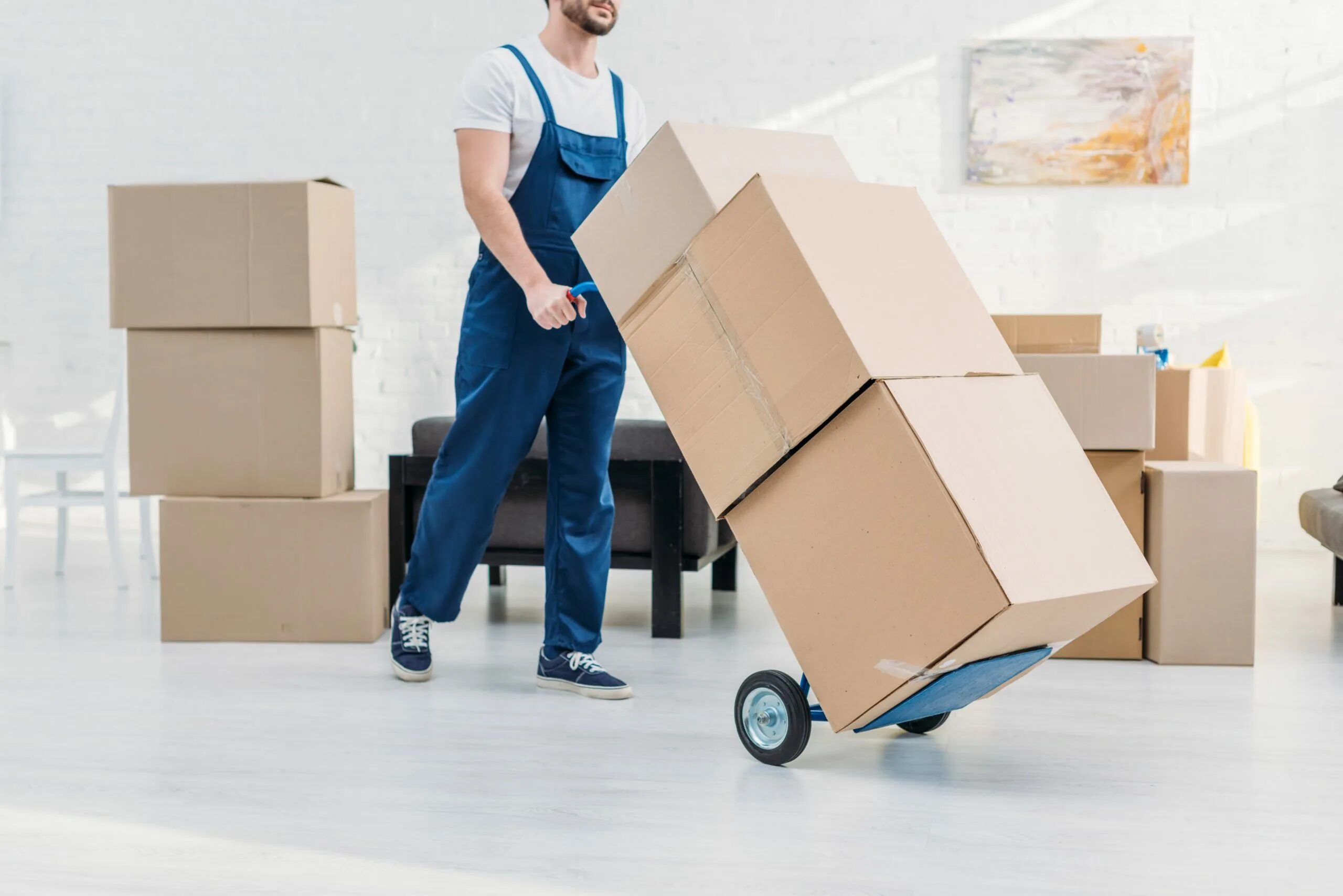 Move package. Квартирный переезд. Коробки для переезда. Переезд офиса. Погрузка картонных коробок.