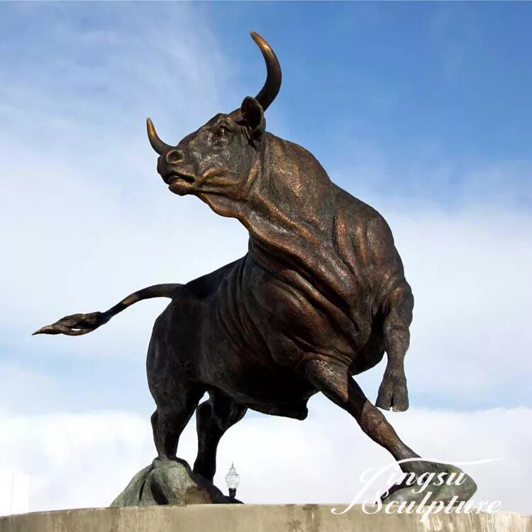 Бык Толедо статуя. Скульптуры животных. Мощный бык.