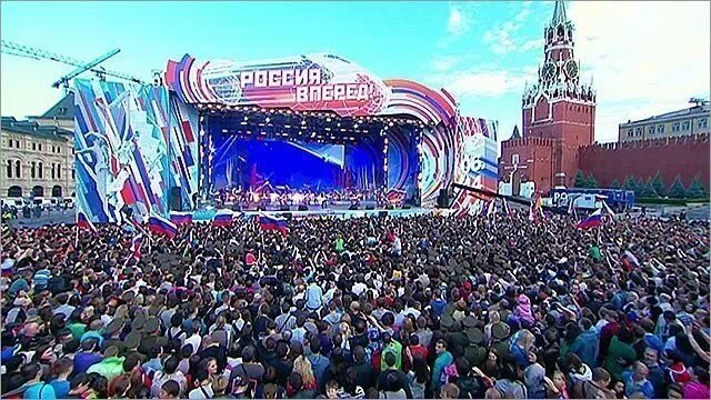 12 июня 2014. Красная площадь сцена концерт. Сцена на красной площади в Москве. День России концерт. 2014 Концерт день России.