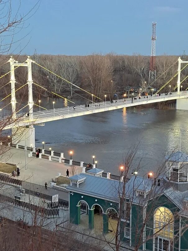 Оренбург какой уровень воды в урале сегодня. Разлив реки Сакмара Оренбург. Река Урал Оренбург. Набережная реки Урал Оренбург. Уровень воды в Урале.