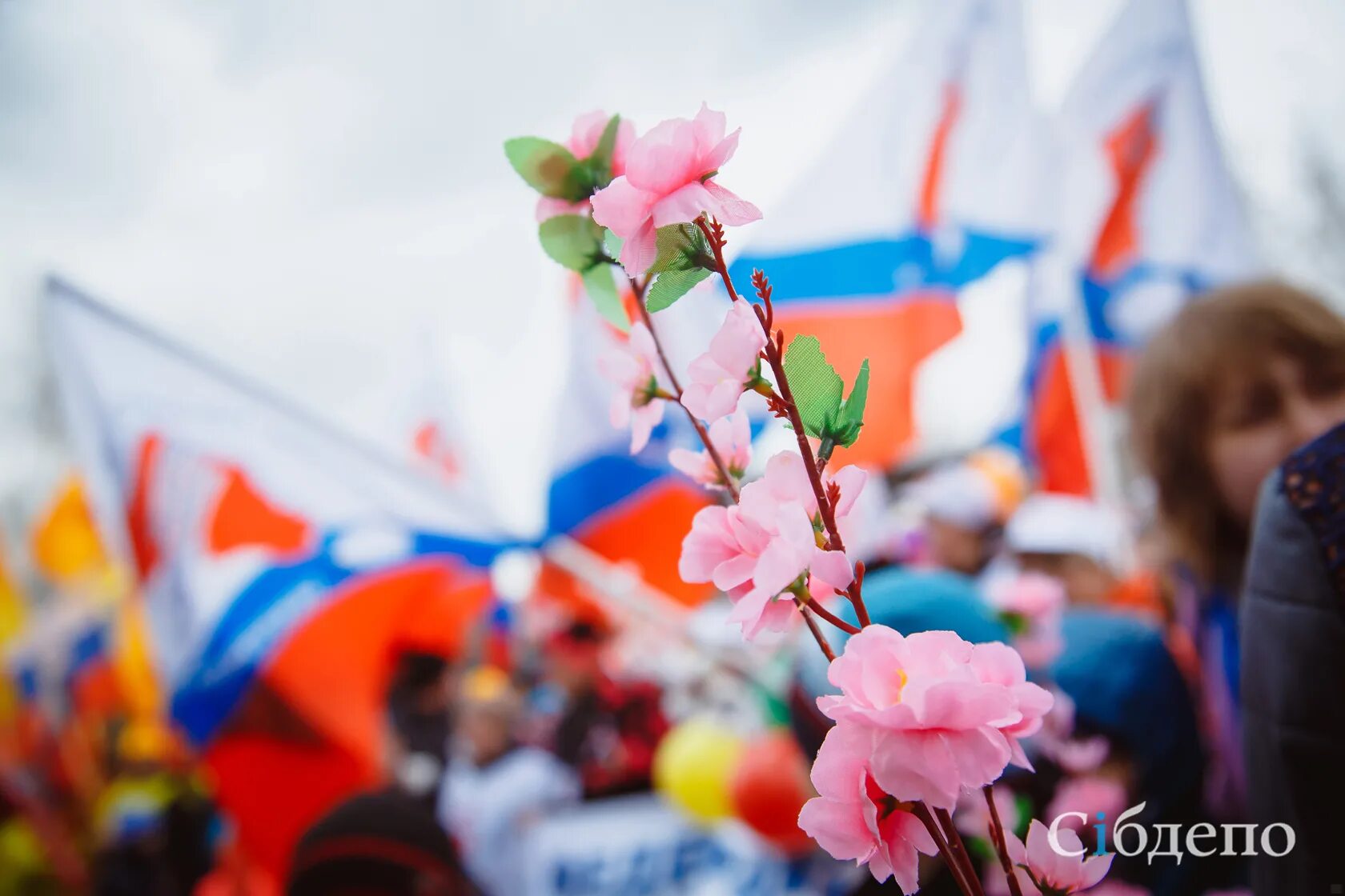 1 мая закрывают. Демонстрация цветы. Цветы для демонстрации 1 мая. 1 Мая в России.