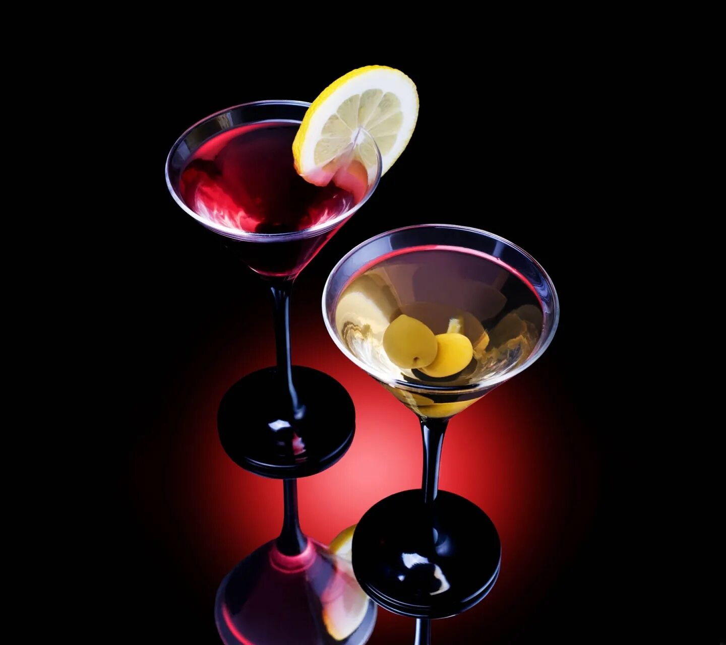 Cocktail 2. Коктейль. Яркие коктейли. Коктейли на черном фоне. Красивый коктейль на черном фоне.