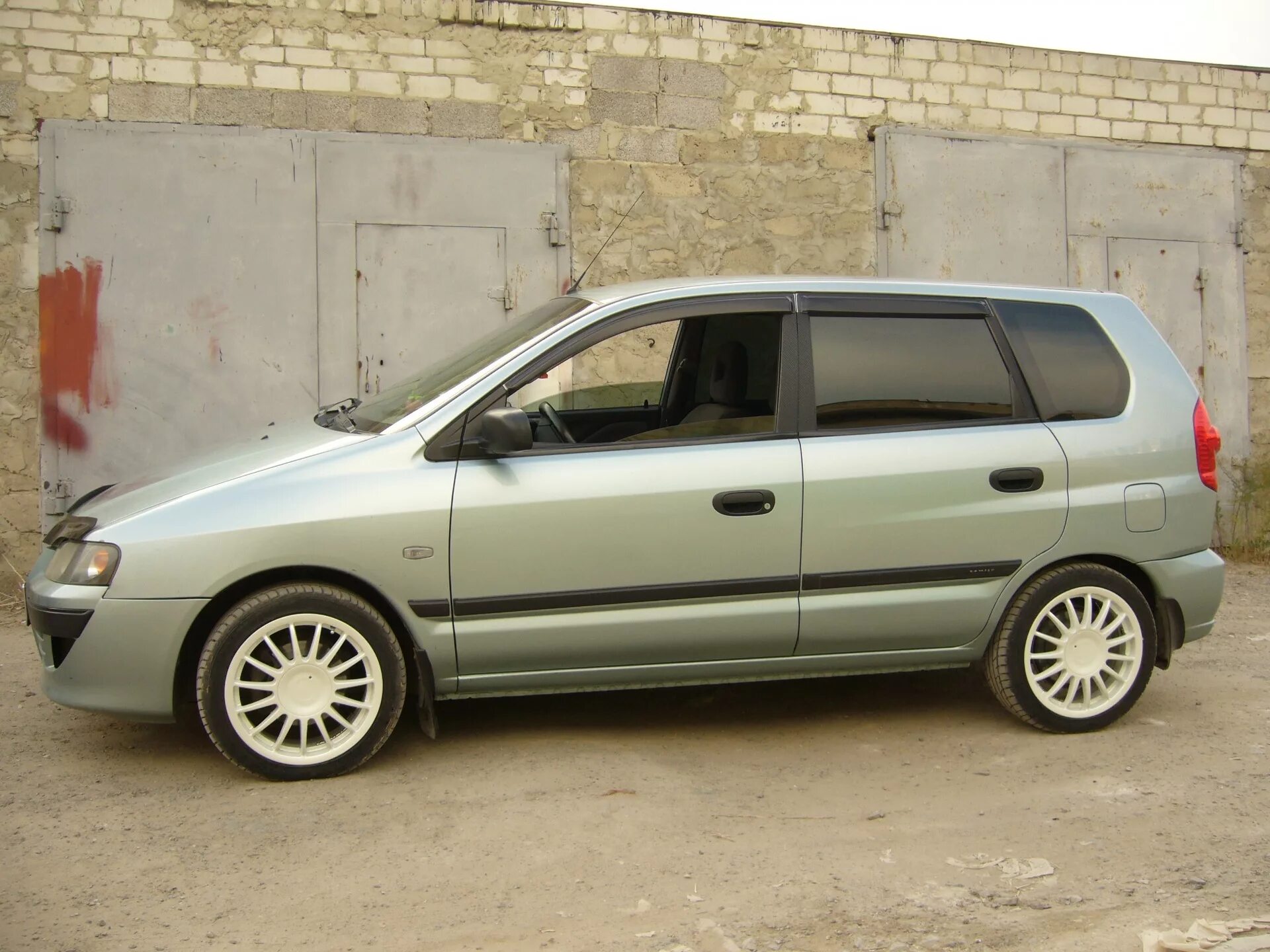 Митсубиси спейс стар. Mitsubishi space star 2004 stance. Шины митсубиси спейс стар. Митсубиси спейс стар 2004 на литье. Митсубиси спейс стар 1993.