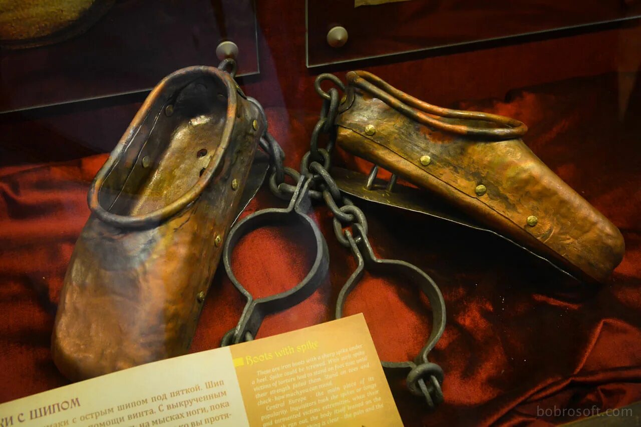 Железные ботинки для пыток. Орудия пыток инквизиции. Очки пыток