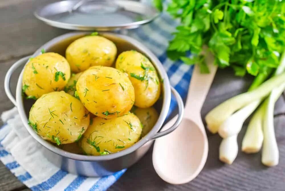 Молодой картофель отварной. 1 картофель вареный. Картошка на тарелке. Картошка варёная с укропом и маслом. 1 картофель вареный.