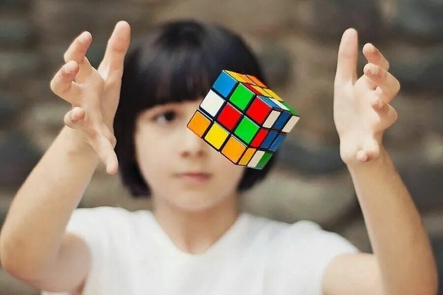 Кубик Рубика спидкубинг. Ребенок с кубиком Рубика. Кубик Рубика в руках. Кубики для детей.