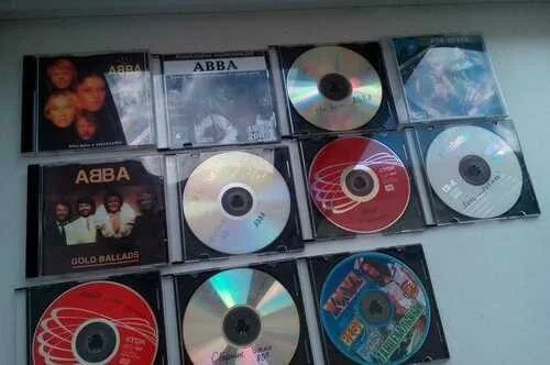 Музыкальные cd диски. Диск с музыкой. Музыкальный сд диск. Компакт диск с песнями. Компакт диск с песнями.