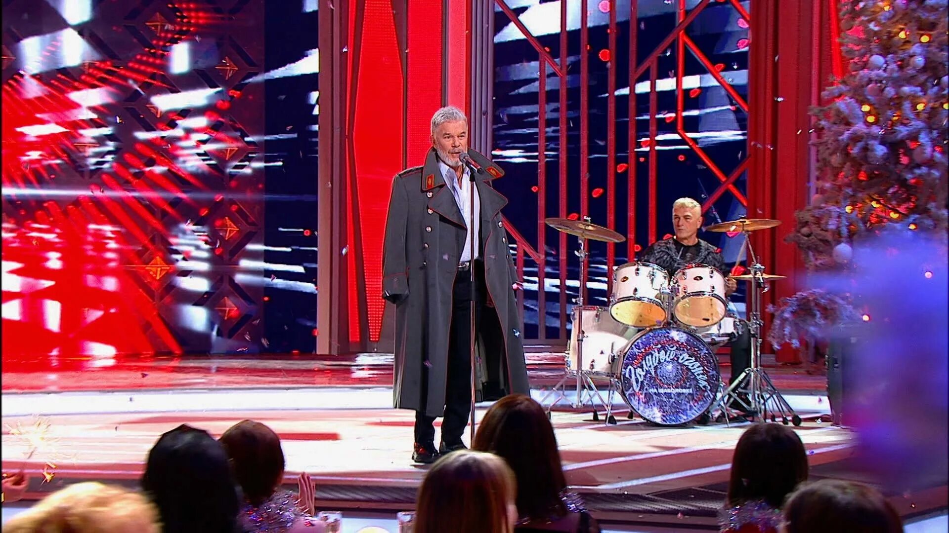 певцы 2023. вера брежнева голубой огонек 2021. новогоднее шоу. какую песню спел шаман на голубом огоньке. новогодний голубой огонек 2022.
