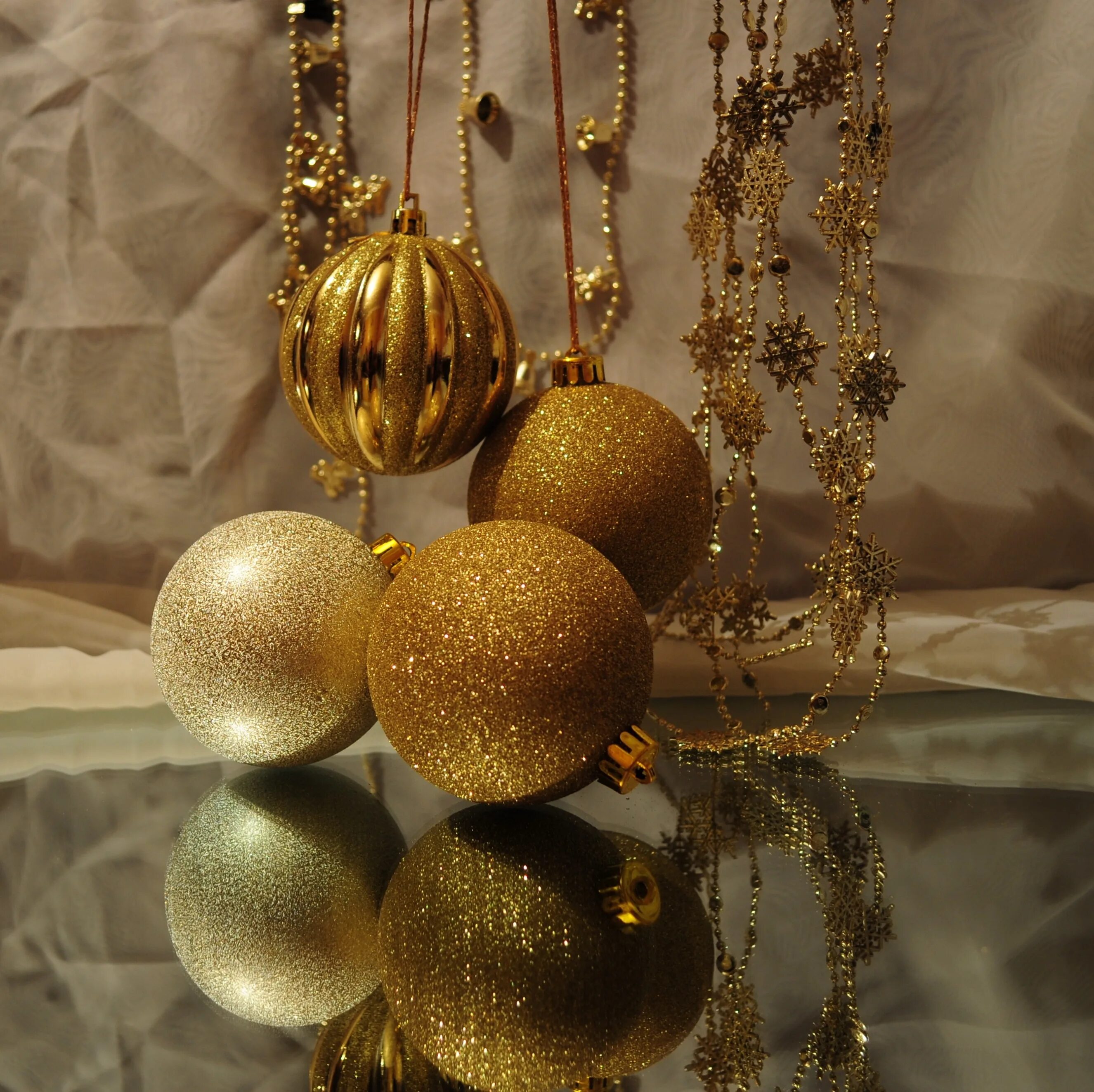 Украшения из золотых шаров. Новогодние шары. Елочные шары золото. Золотистые елочные шары. Новогодние украшения золотого цвета.