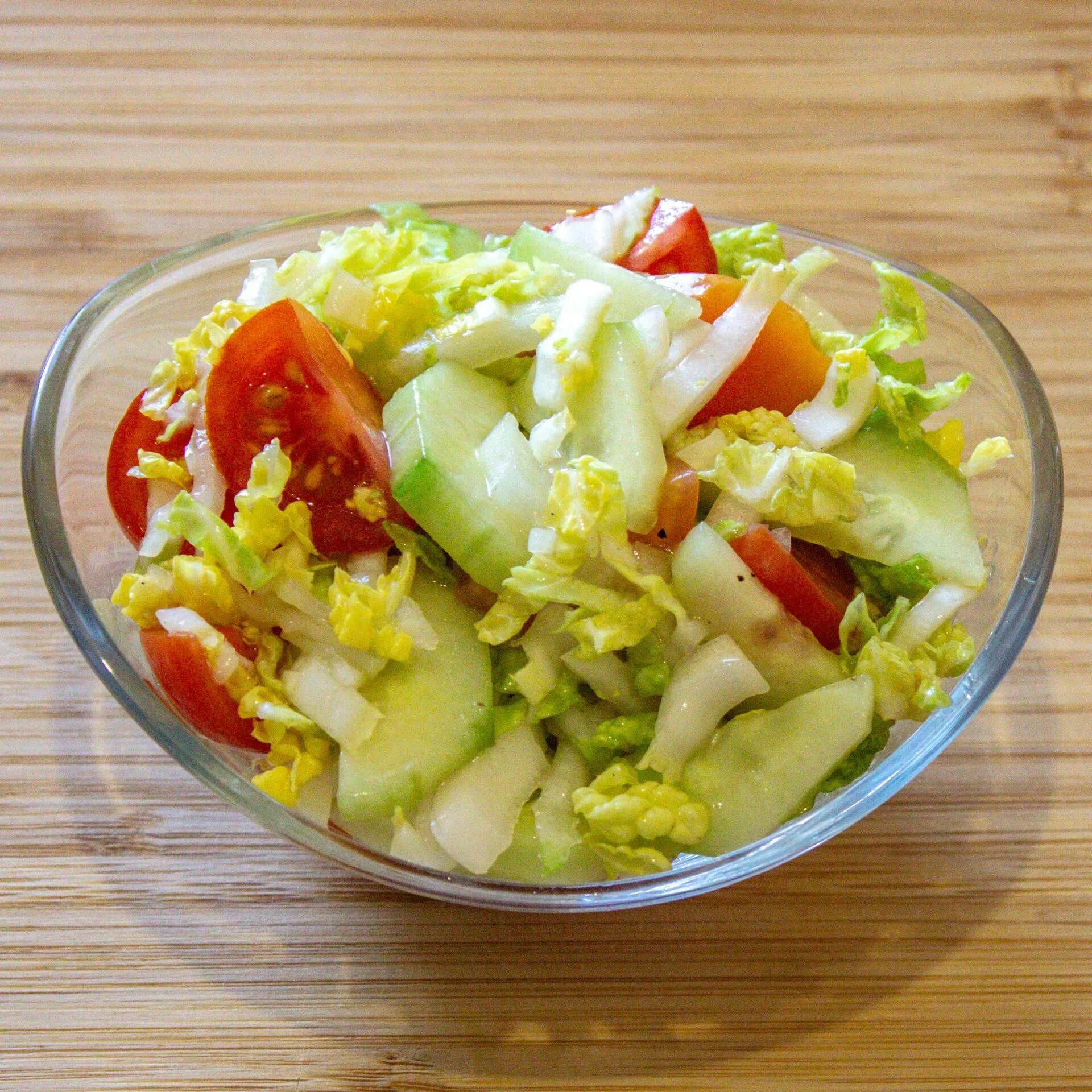 Пекинскую капуста салат какой. Пекинская капуста помидоры кукуруза. салат с пекинской капустой. салат из пекинской капусты. пекинский салат.