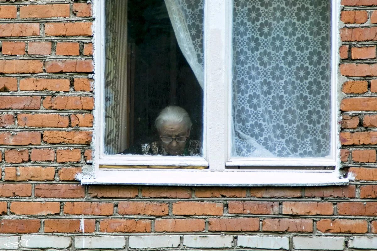 человек заглядывает в окно. расставь знаки препинания бабушка оставила на открытом окне очки. бабулька у окна. бабушка оставила на открытом окне. бабушка оставила на открытом окне.