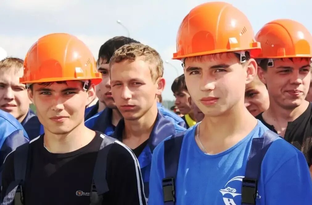 Подработка для подростков в москве. Труд подростков. молодежь строитель. молодые рабочие на заводе. работник подросток.