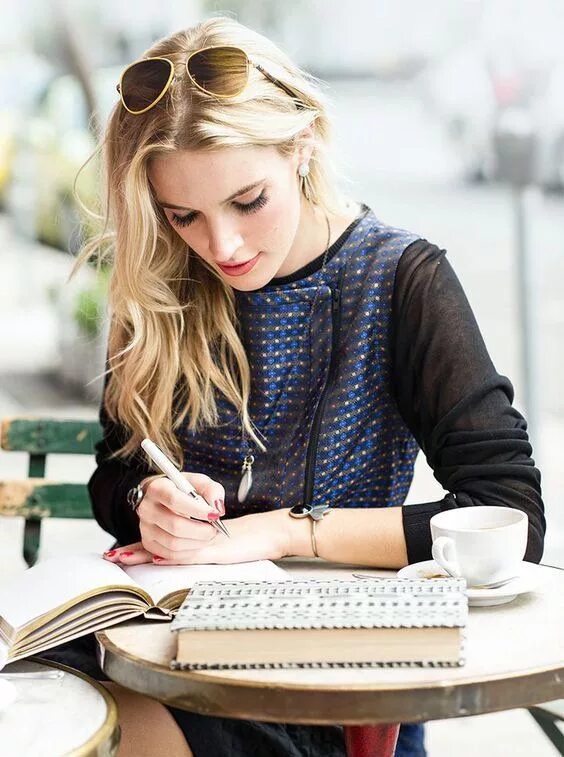 Girl branding. Брендовые пакеты. Красивая девушка вайб. Now you’re talking. Girl branding.