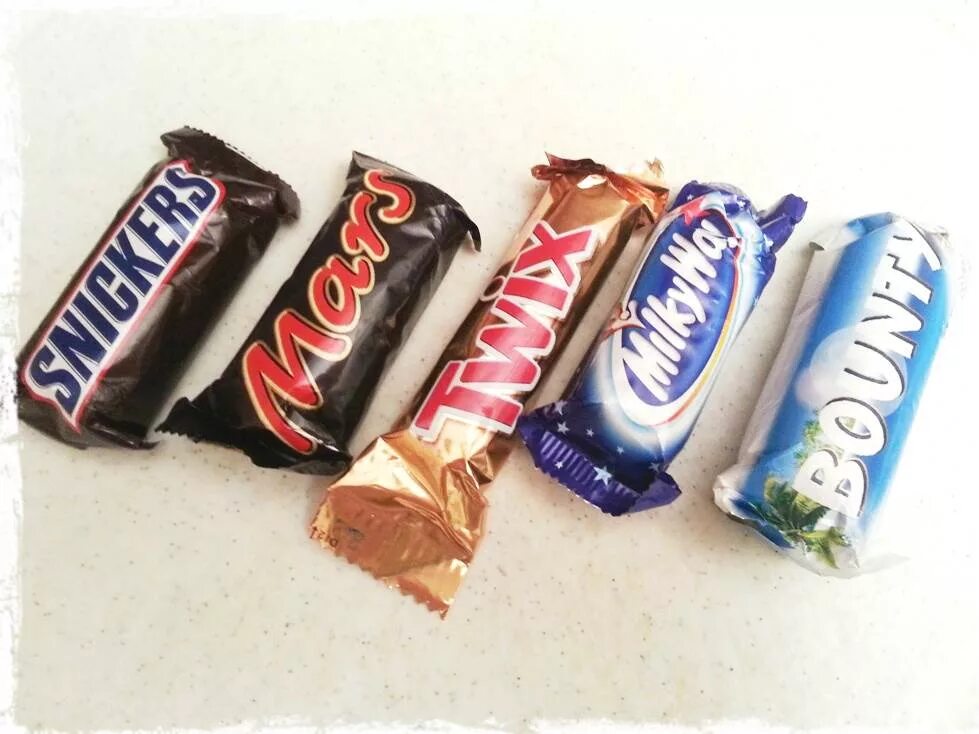 шоколад батончик твикс сникерс марс баунти. шоколадки марс баунти. сникерс баунти твикс марс милки вей. набор конфет сникерс марс баунти. конфеты милки вэй, баунти, марс.