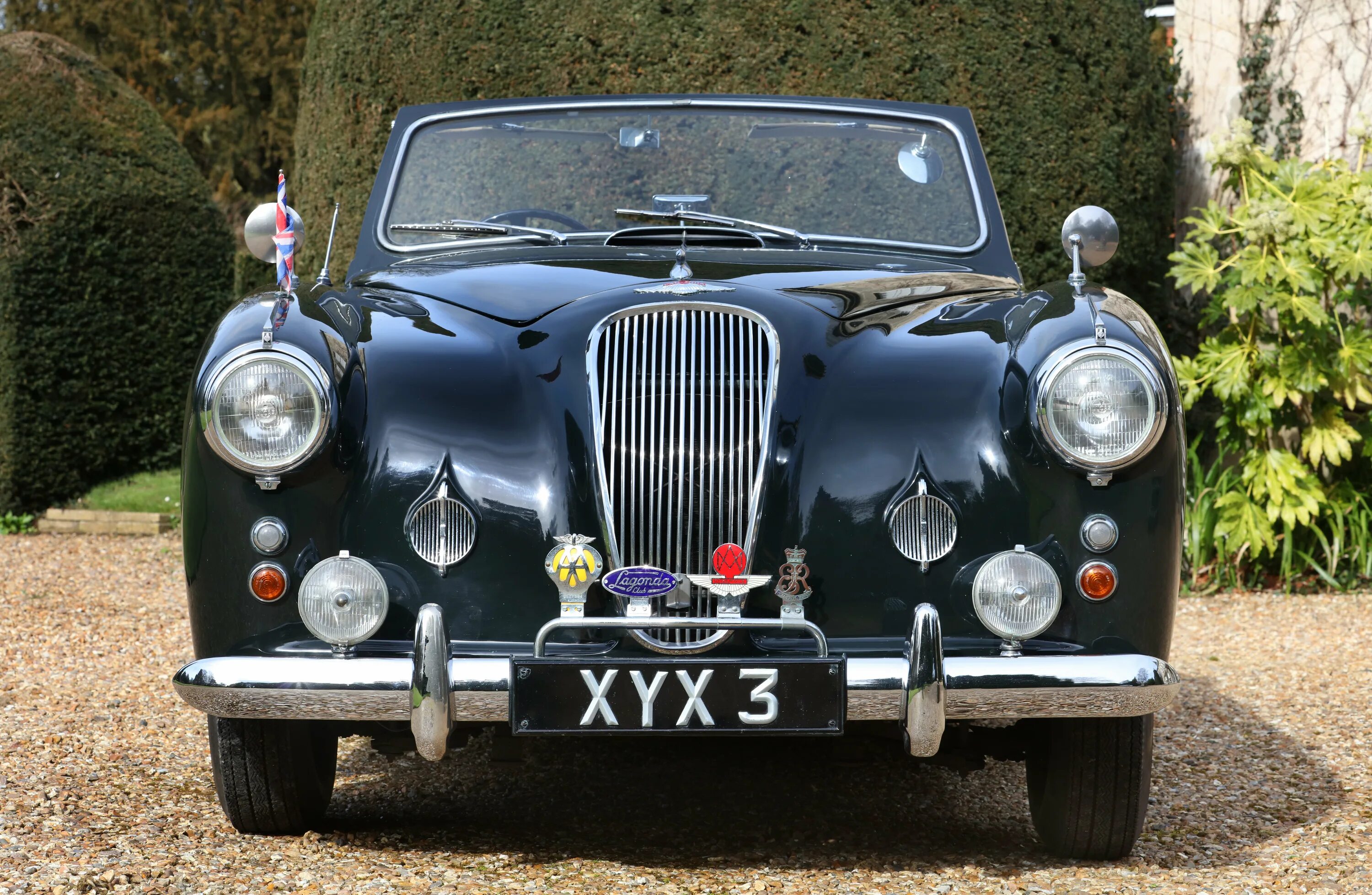 Автомобиль принадлежащий супруге. Prince автомобиль. Автомобиль Charles. Английская машина принц. Aston Martin 1954.