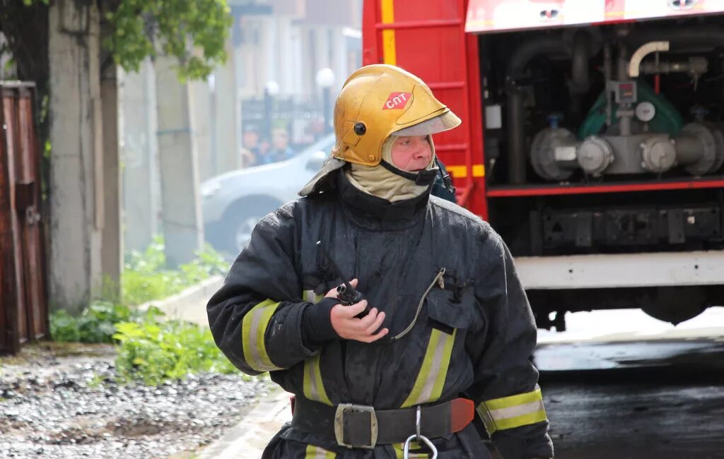 Работа пожарных. Питер пожарный на один день. Толстый пожарник. Рабочий день пожарного
