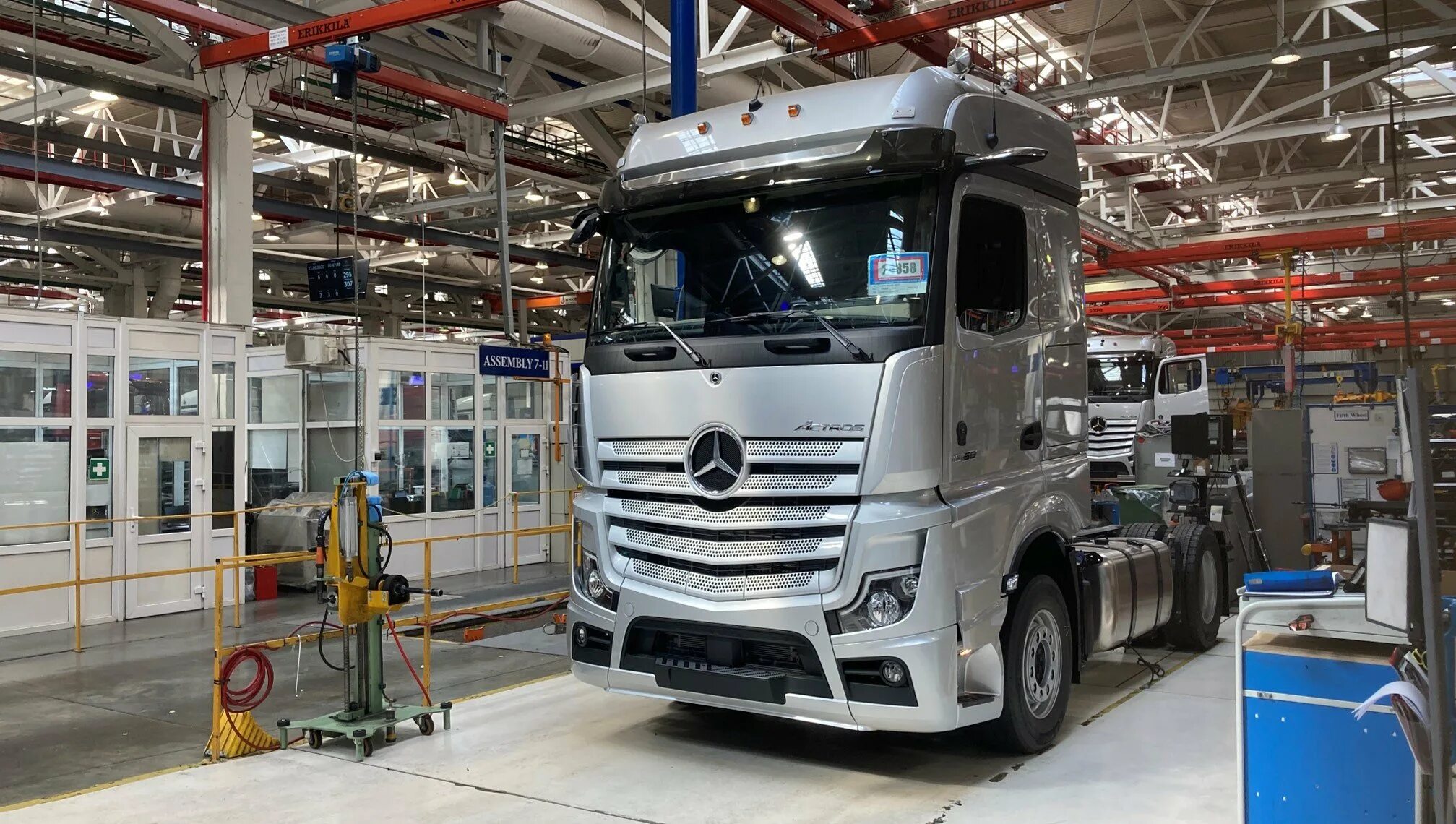 Сборка мерседес актрос. Завод кабин Даймлер КАМАЗ. КАМАЗ 54901 Mercedes-Benz Actros. КАМАЗ Мерседес Бенц Актрос. Даймлер КАМАЗ рус Набережные Челны.