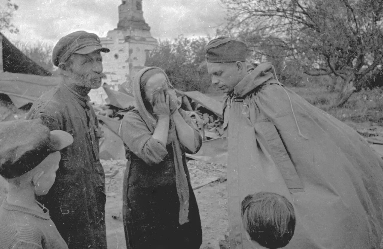 Сказка во время войны. Фотохроника войны 1941-1945. Мать солдата ВОВ. Снимки Великой Отечественной войны.