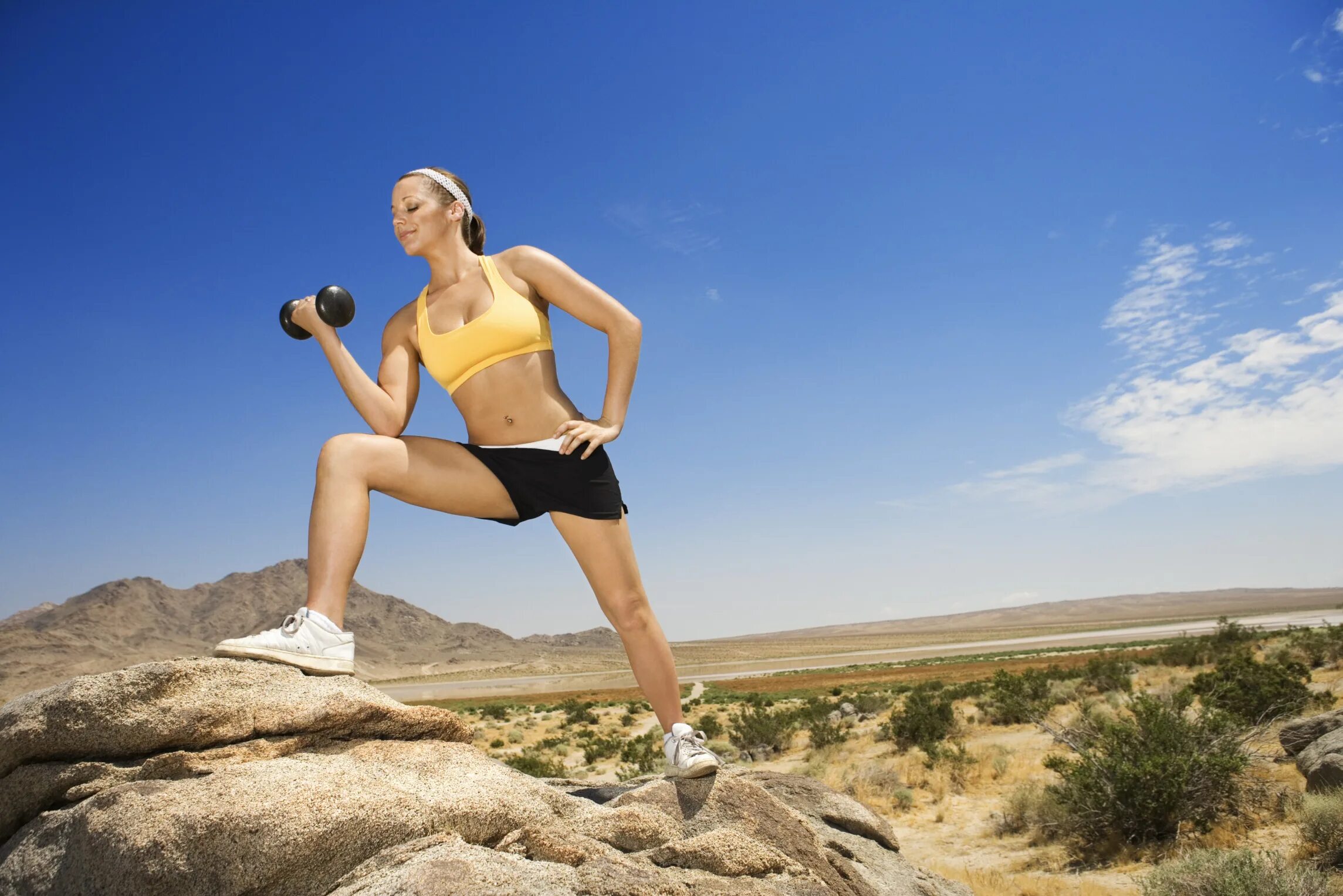 Carry light sports. Тинка фитнес девушка с гирей. Like doing something упражнения. Человек на пробежке. Спортивные люди.