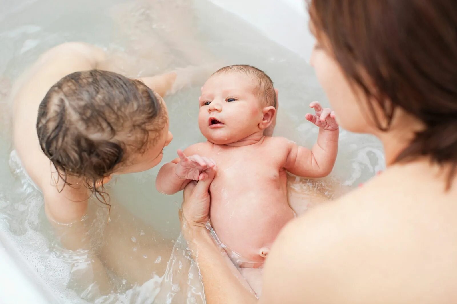 Мама можно ванну. Совместное купание мамы и малыша. Совместное купание разнополых детей. Малыш купается. Мама и малыш купаются.