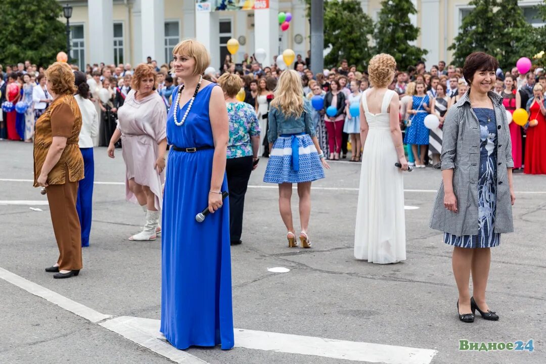 мамы на выпускном. мамы на выпускном. платье на выпускной для мамы выпускника 11.