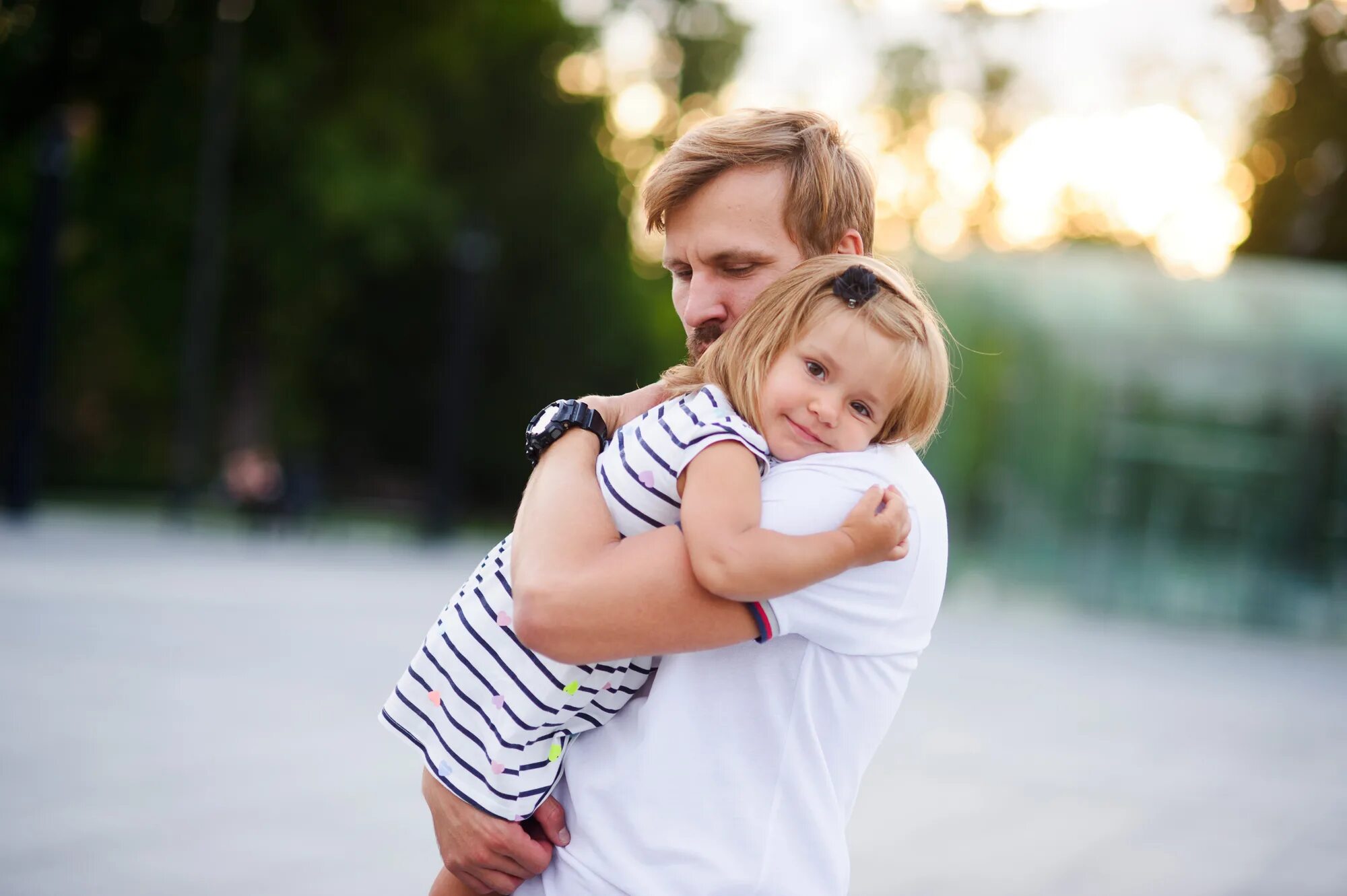 Daddy u. Ребенок на руках. Ребенок держит в руках. Девочка на руках у папы. Мама несёт на рках ребенка.