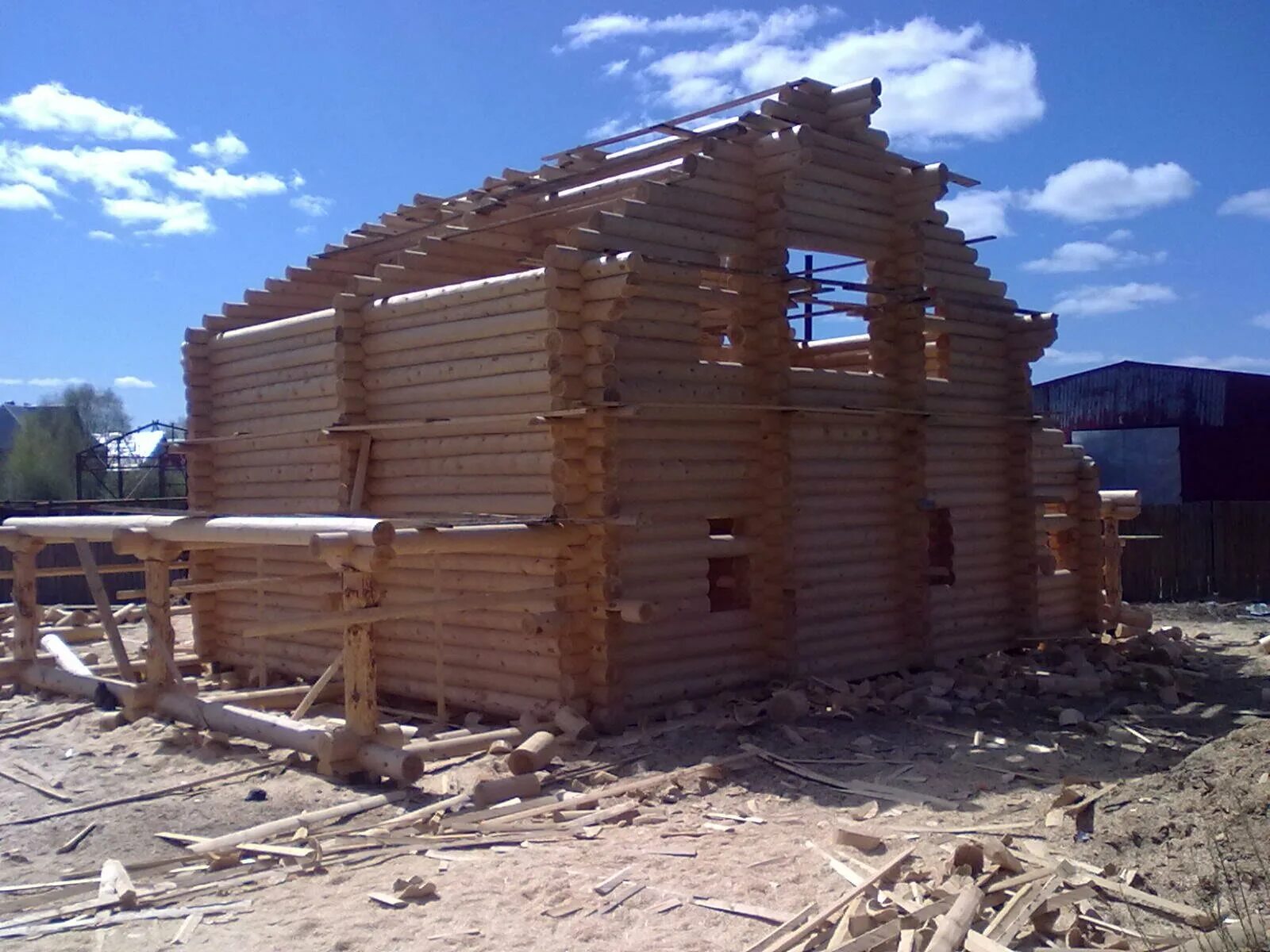 Баня из сруба оцилиндрованного. Сруб с белыми окнами. Баня из сруба оцилиндрованного. Сруб в чашу. Дом из строганного бревна.