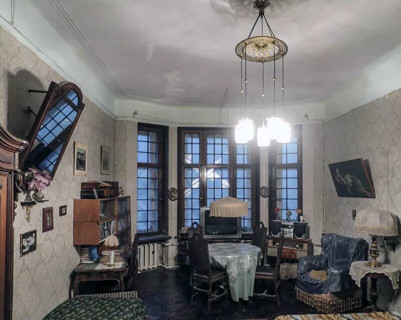 Комната в коммуналке в санкт петербурге. Старая квартира. Коммуналки в питере. Комната в коммунальной квартире. Интерьер коммуналки.