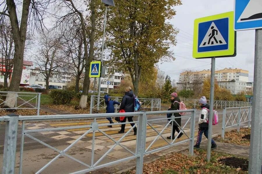 Школьники на дороге. Школьные переходы. Дорога возле школы. Школьные переходы. Школьные переходы.