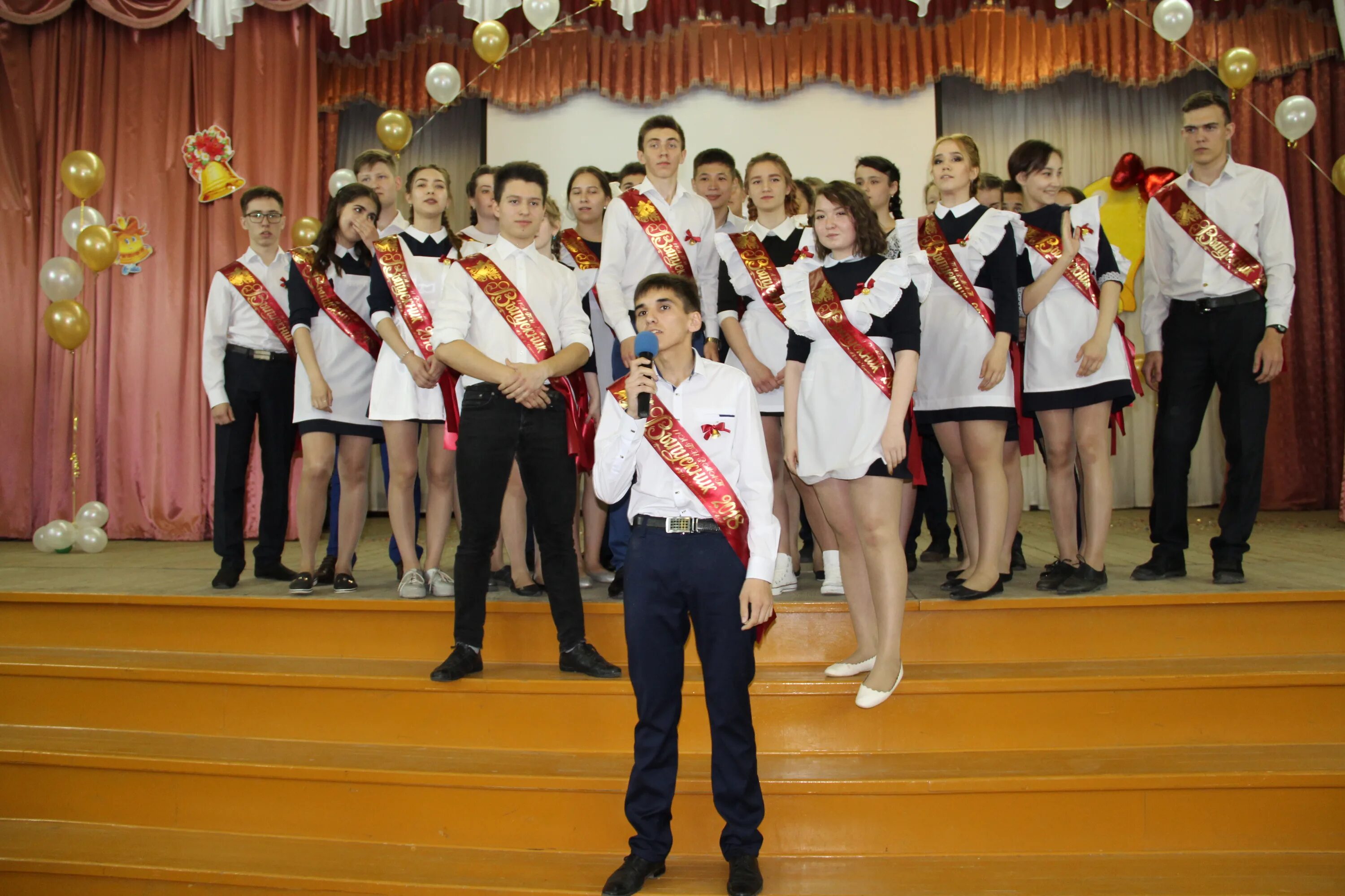 Классные руководители выпускникам видео. Классные руководители выпускникам видео. Подарок на выпускной классному руководителю 9. Мама поёт на выпускной 9 класс. Классные руководители выпускникам видео.