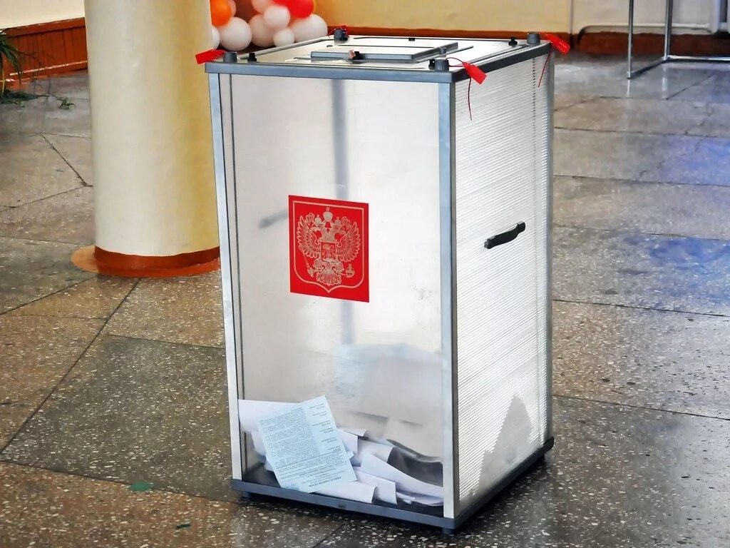 Залили урну для голосования. Урна для голосования. Урна для голосования 400х400х1000. Переносные ящики для голосования. Фальсификация фото урна.