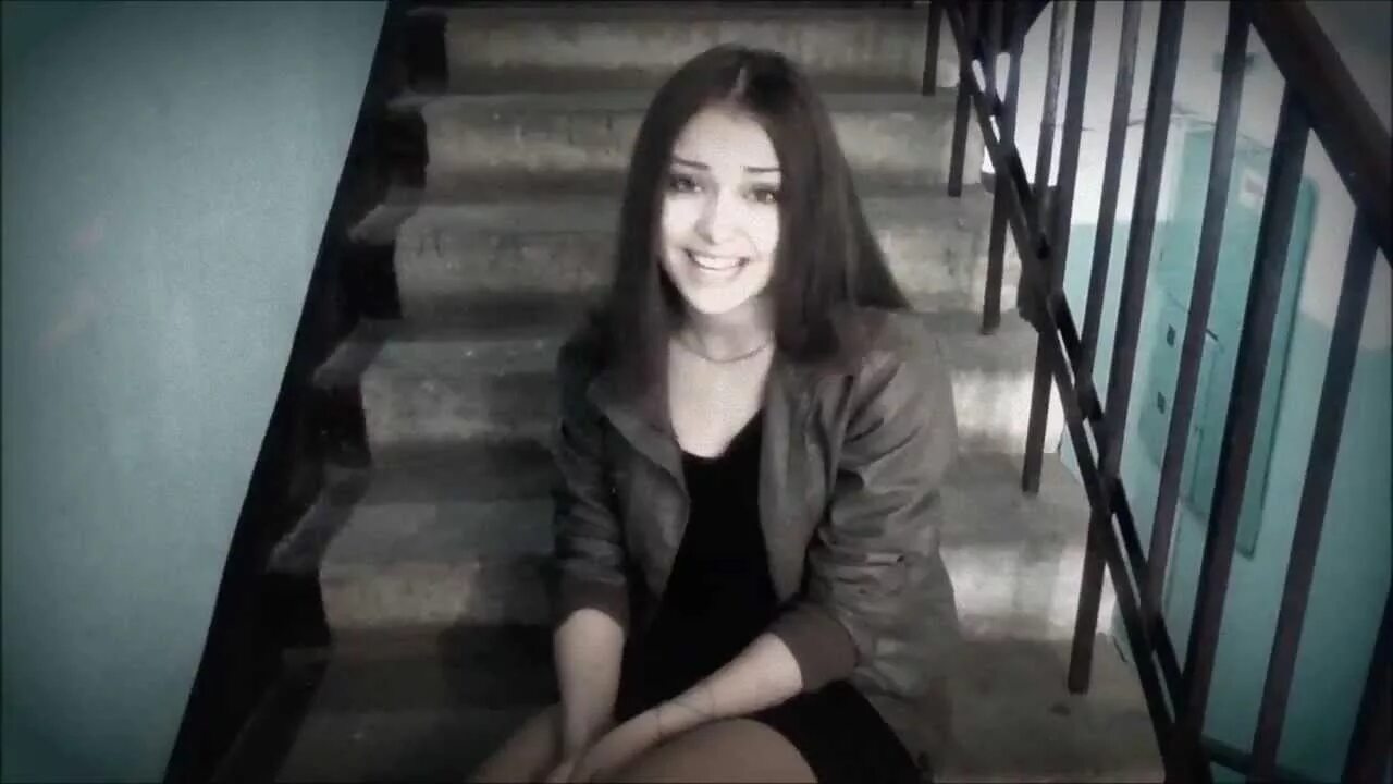 Около подъезда. Девушка возле подъезда. Девушка возле подъезда. Девушка на лестничной площадке. Девушка около подъезда.