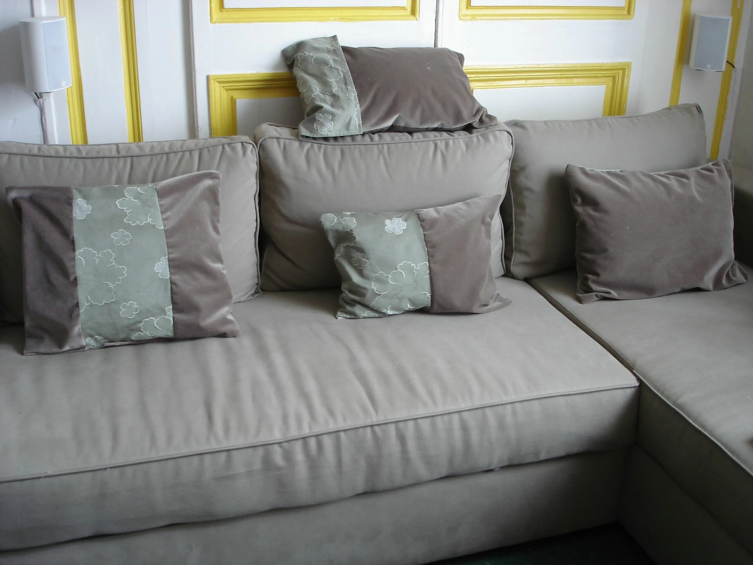 Фото дивана с подушками. Подушка для дивана. Серый диван с подушками. Диван с мягкими подушками. Подушки на сером диване в интерьере.