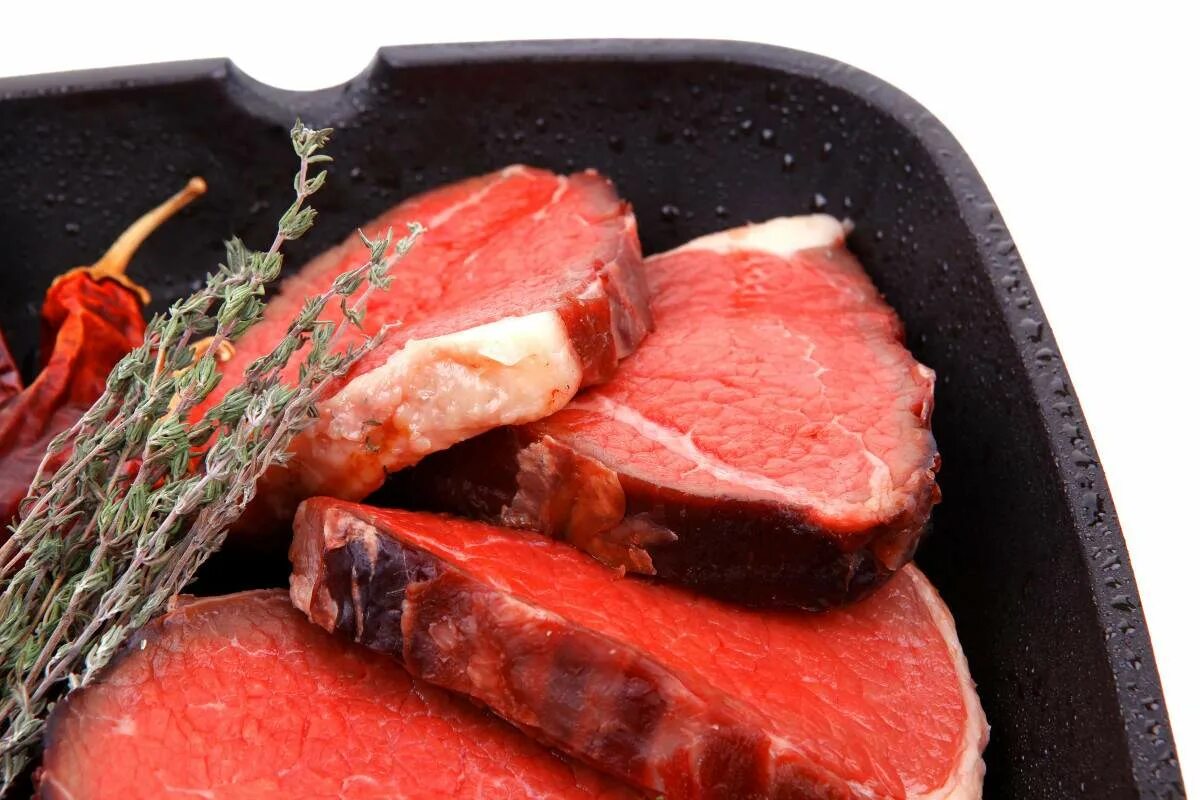 Красное мясо животных. Нежирное красное мясо. Ярко красное мясо. Постное красное мясо.