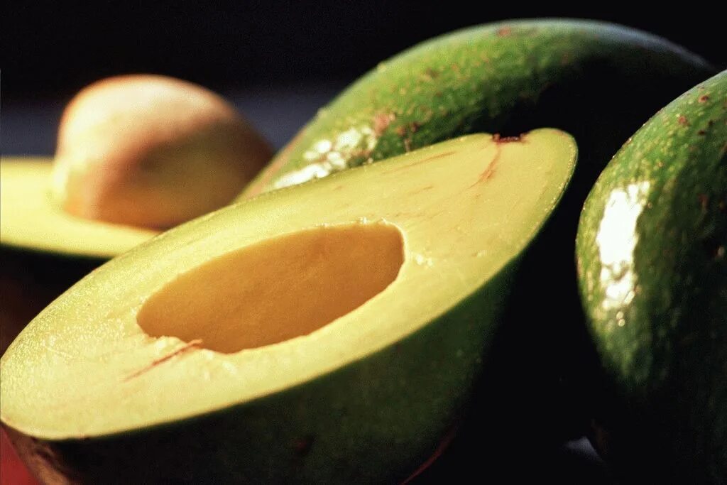 авокадо фрукт. авокадо полезное для организма. авокадо фото. маслянистый фрукт. авокадо для здоровья.