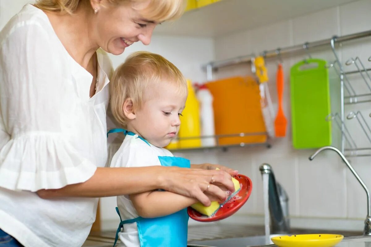 Мама с ребенком моют посуду. Дети помогают родителям. Помогать маме по дому. Посуда для детей. Мама хочет помочь сыну