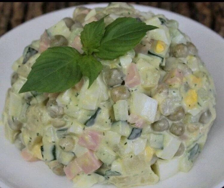 Огурцы для оливье. Салат с солёными огурцами. Оливье без горошка и моркови. Салат оливье со свежим огурцом. Оливье с солеными огурцами.