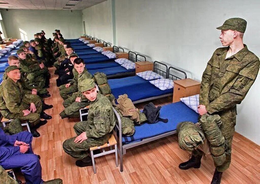 Призывной отзыв. Военная казарма. Казарма Российской армии. Солдаты в казарме. Быт военнослужащих.