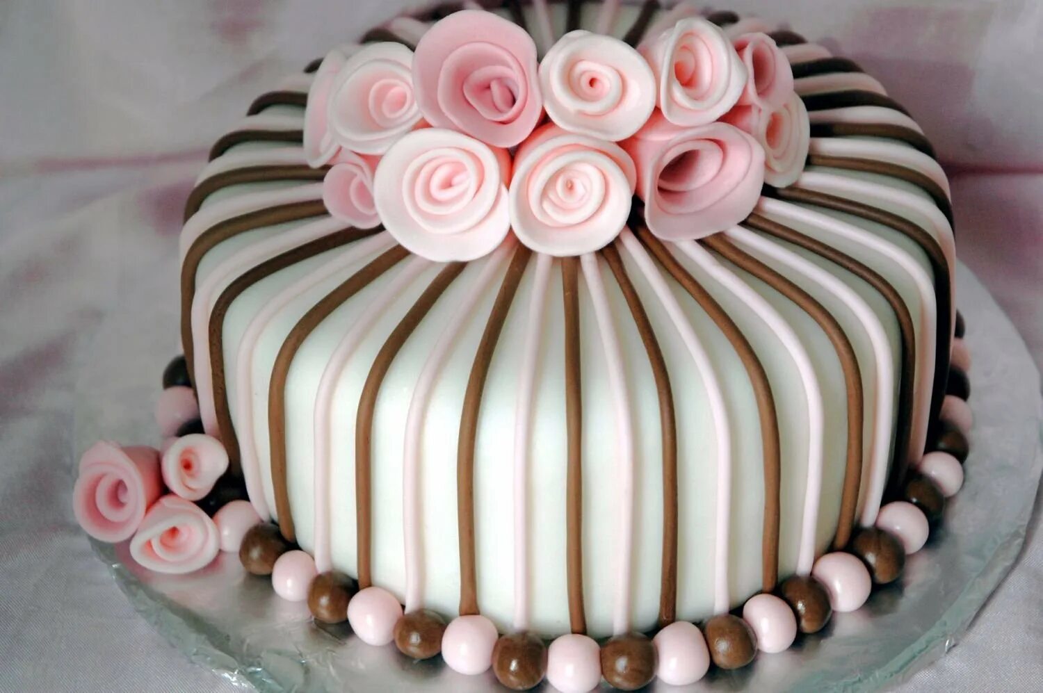 Торт украсить красивые день рождение. Красивые торты. Украшение торта. Необычное украшение торта. Красивые торты на день рождения.