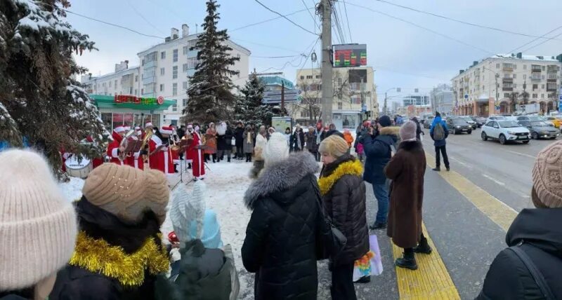 Город Чебоксары. Чебоксары. Люди в Мороз на остановке. 30 апреля чебоксары