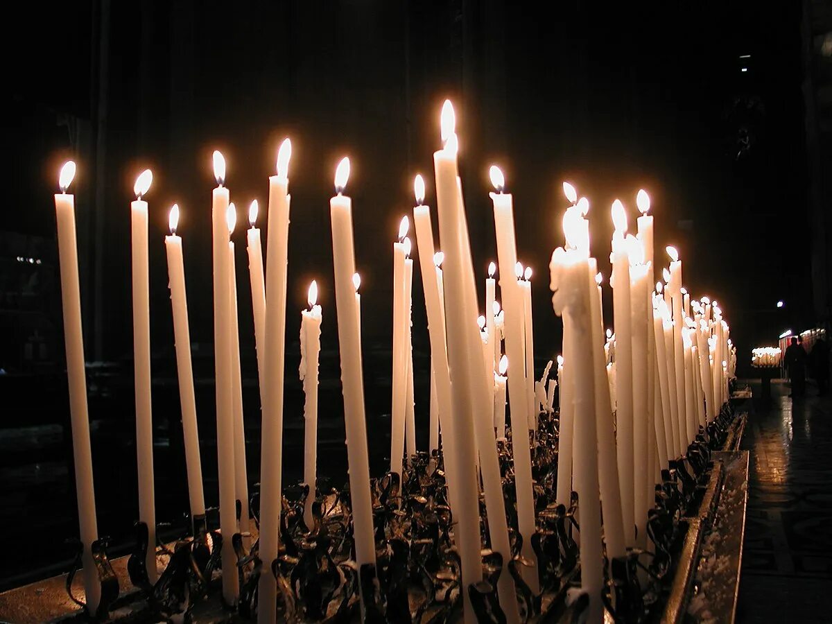 Сретенские свечи купить. Свечи в храме. Свечи в католическом храме. Огромная свеча. Огромная церковная свеча.