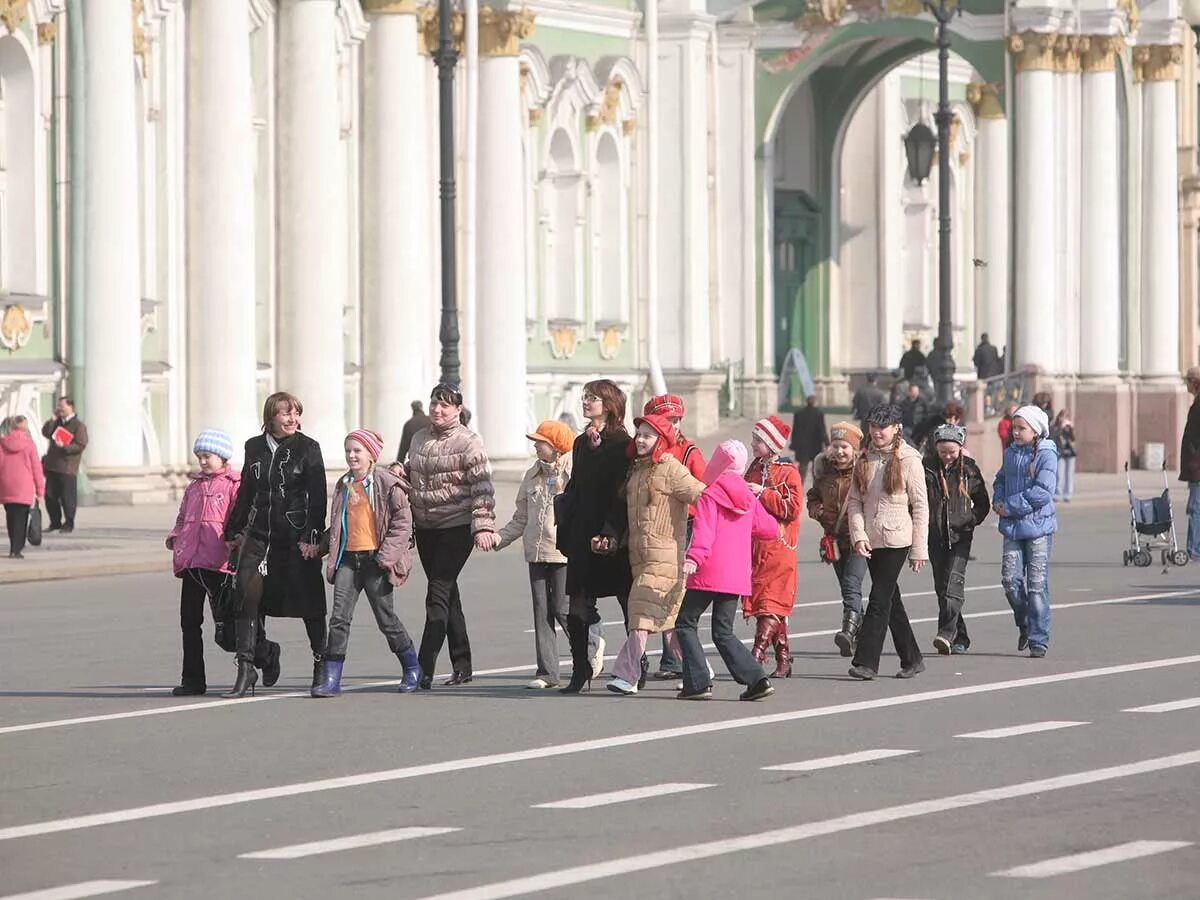 Какая сегодня в спб. Погода в Питере сегодня. Одеться по погоде в Питере. Как одеваться в Питере в июле. Как одеваются в Питере в дождь.