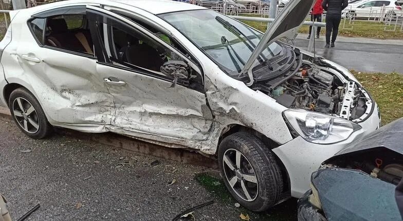 Тюмень авария на мориса тореза. Тюмень сегодня. Парень из квартиры напротив. Инцидент тюмень. Дтп сейчас на запольной.