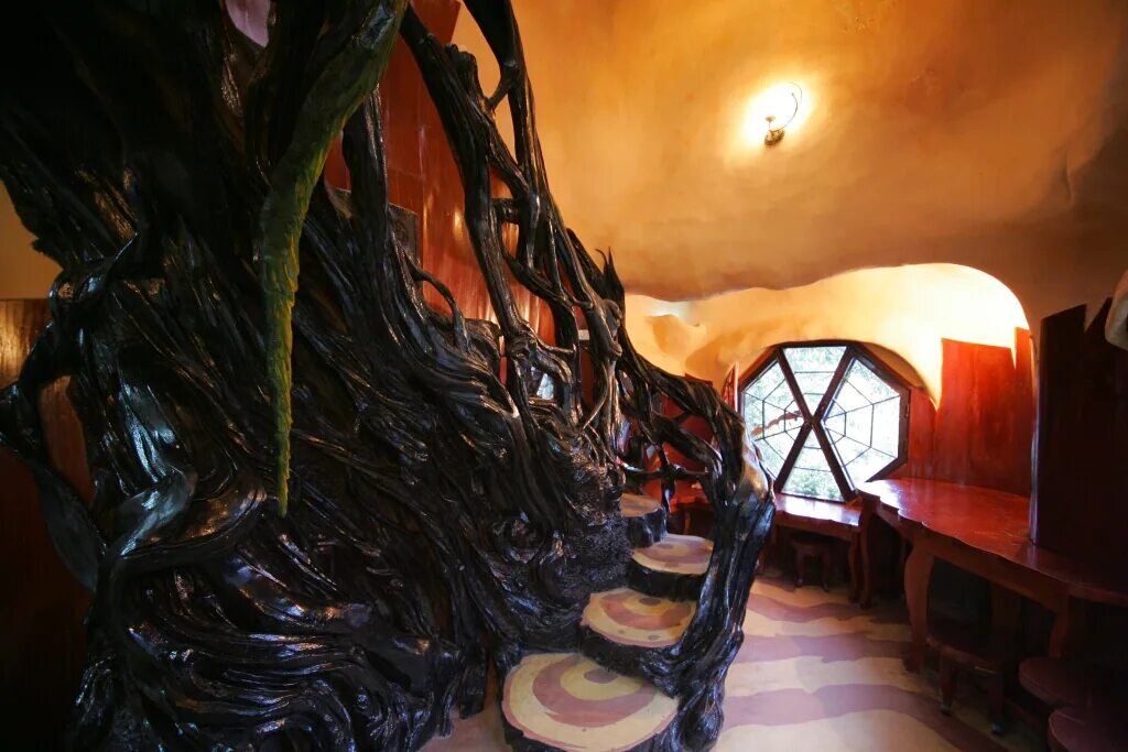 Как называется сумасшедший дом. Отель в далате crazy house. гостиница сумасшедший дом далат вьетнам. ханг нга далат вьетнам. отель ханг нга вьетнам.