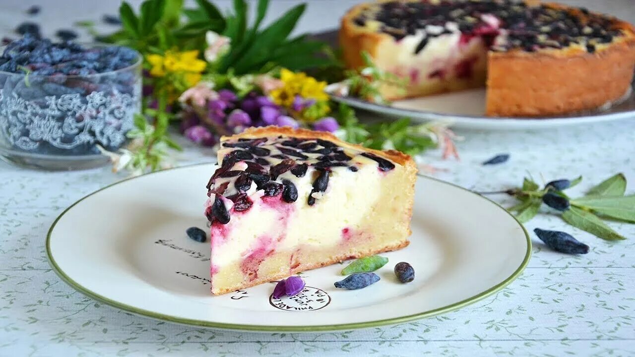 Песочный пирог с жимолостью и творогом. Пирог из жимолости. торт с жимолостью. десерт из жимолости. пирог с жимолостью.