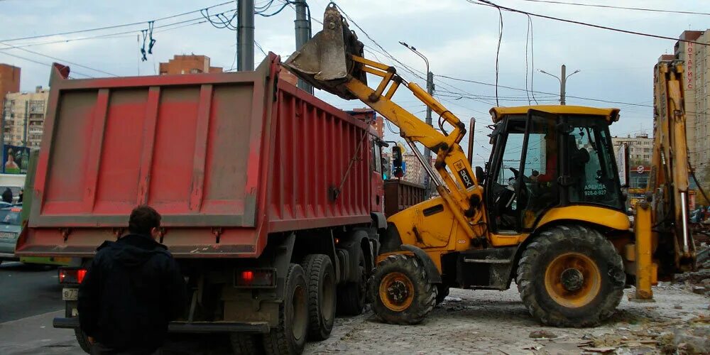 Трактора грузят. Экскаватор грузит песок в КАМАЗ. Погрузка экскаватором-погрузчиком. Погрузка грунта в автосамосвал. Погрузка самосвала.