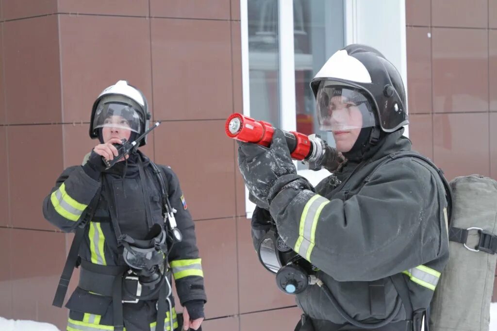Боевая подготовка мчс. 37 спсч клин. Занятие пожарный. Тренировка пожарных. Бишкек государственная противопожарная служба.